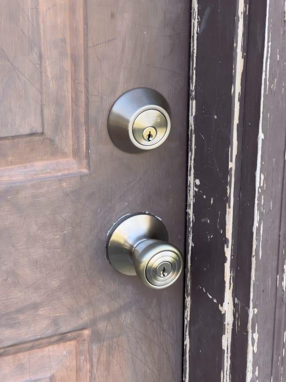 Brinks Tulip Knob and Deadbolt Combo