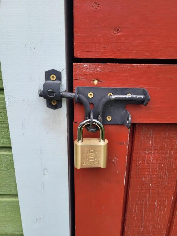 Brinks 171-20471 Lucchetto In Ottone Massiccio – 22 Mm – Set Da 4 Pezzi – Con Gancio In Acciaio Temprato – Garanzia A Vita