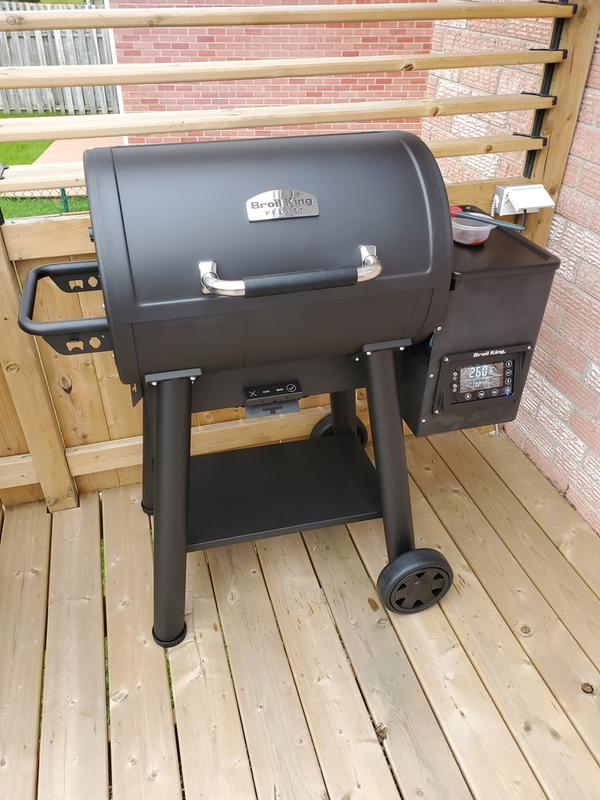 Broil King Crown Pellet 400 Smoker and Grill