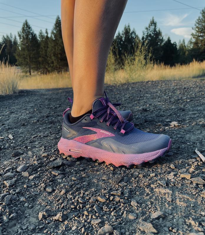 Zapatilla Brooks Cascadia 17 Trail Run Mujer 157 Azul/blanco/rojo  Br.c.rn.f.li.v.0010 157