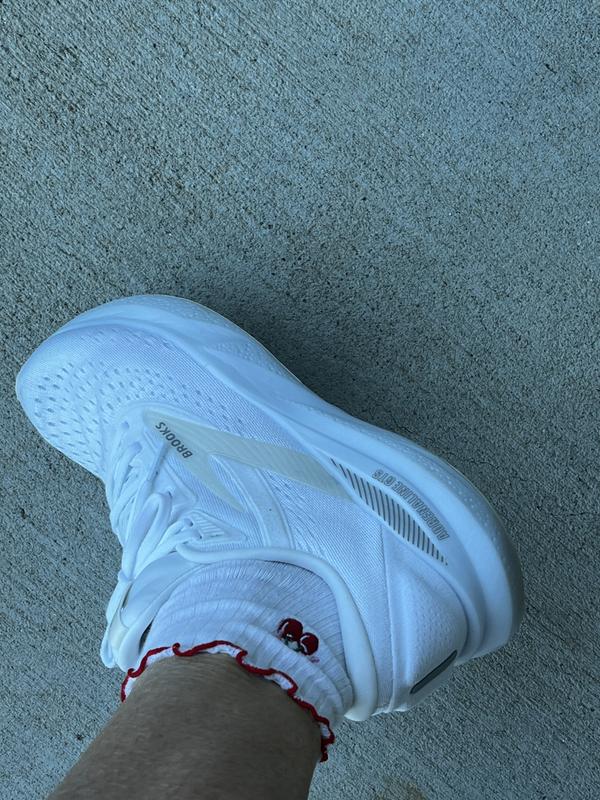 Absolutely love the wide fit as I have flat feet. No more aching feet. I’m on my feet all day in a hospital they are awesome 🤩