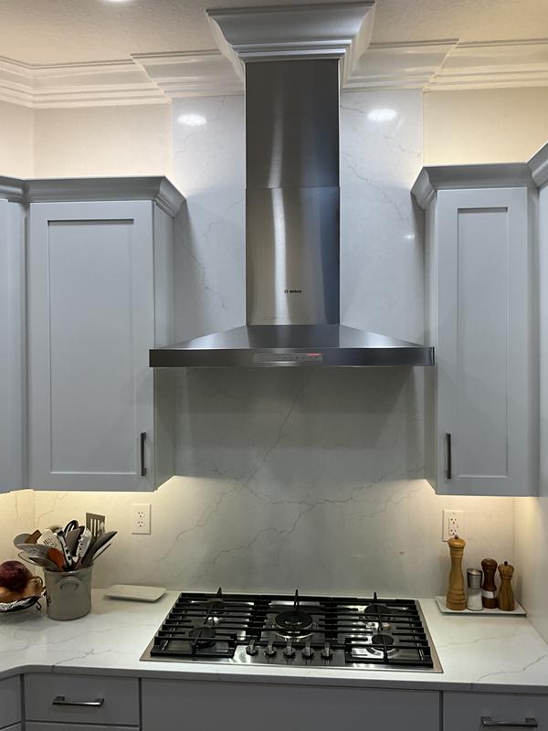 Bosch 500 Series 36-in Convertible 600-CFM Stainless Steel Wall