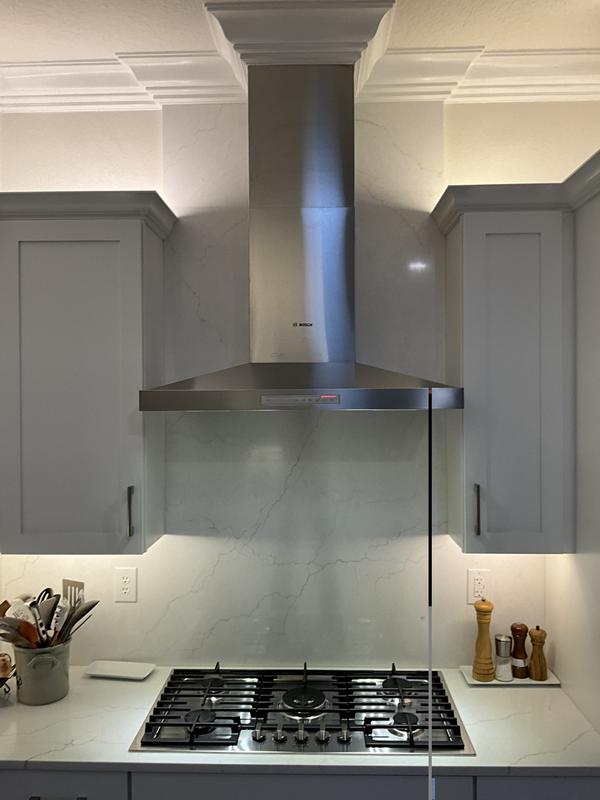 Bosch 500 Series 36-in Convertible 600-CFM Stainless Steel Wall