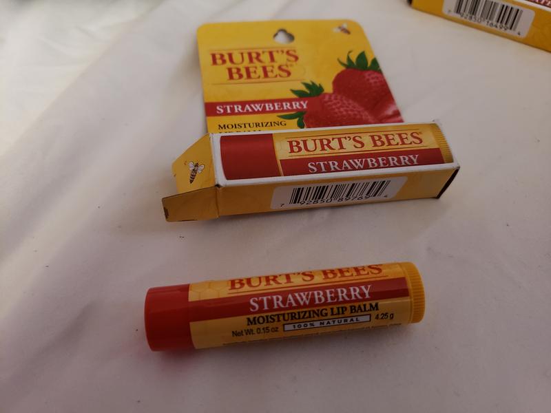 Burt's bees natural moisturizing lip balm, strawberry, 0.15 oz 【はこぽす対応商品】