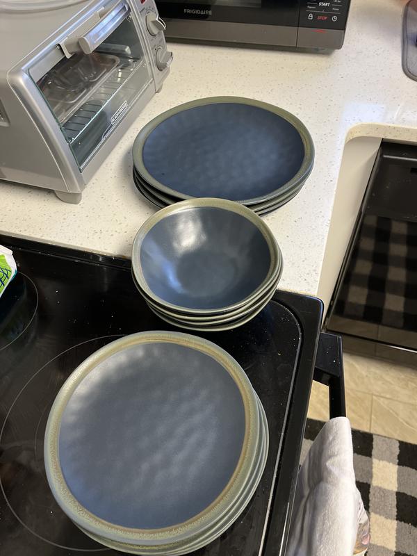 Bowl and plates set