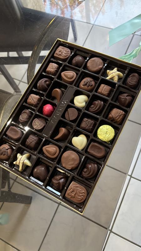 半額以下‼16200円→7200円‼GODIVA ラグジュアリーボックス 36pc Gold Holiday Gift Box with a Solid Blue Ribbon | GODIVA
