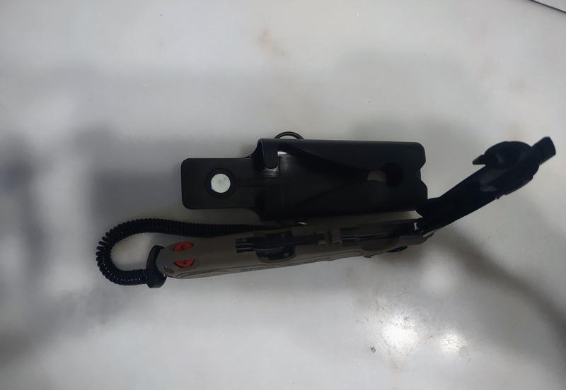 Easy open to replace a blade as needed