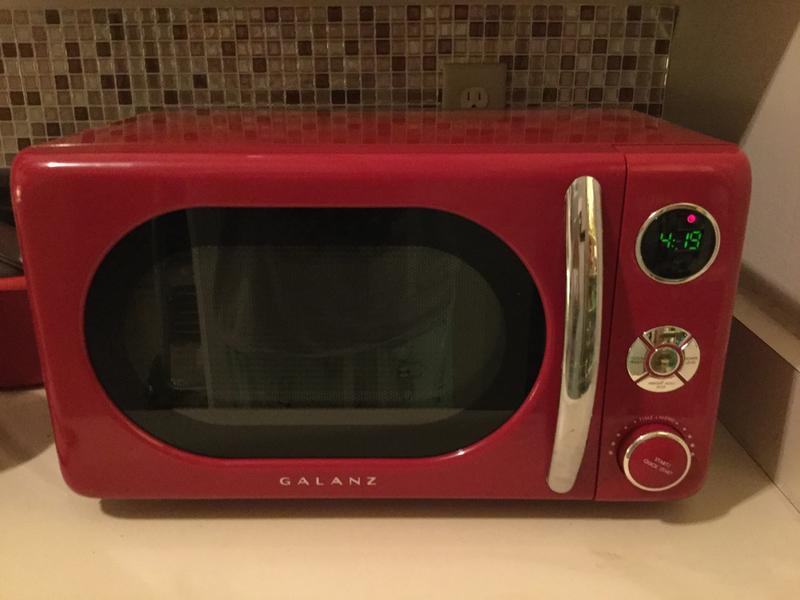 Galanz 0.7 Cu ft Retro Countertop Microwave Oven, 700 Watts, Blue