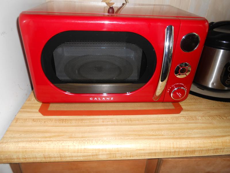 Galanz 0.7 cu. ft. Retro Microwave Oven - Vintage Style, Modern Convenience