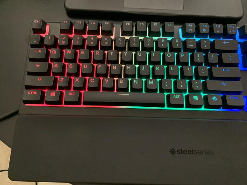 SteelSeries Apex 3 RGB Gaming-toetsenbord, RGB-verlichting, 10 zones, waterdicht, IP32, magnetische polssteun, Scandinavisch QWERTY-toetsenbord