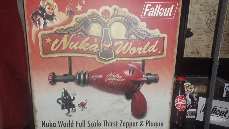 Diamond Comics: Fallout Nuka-Cola Thirst Zapper 1/1 Scale