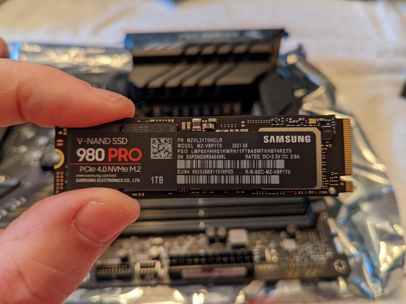 Samsung 980 PRO 2TB PCIe 4.0 NVMe M.2 Internal V-NAND Solid Samsung 980 PRO 2TB PCIe 4.0 NVMe M.2 Internal V-NAND Solid