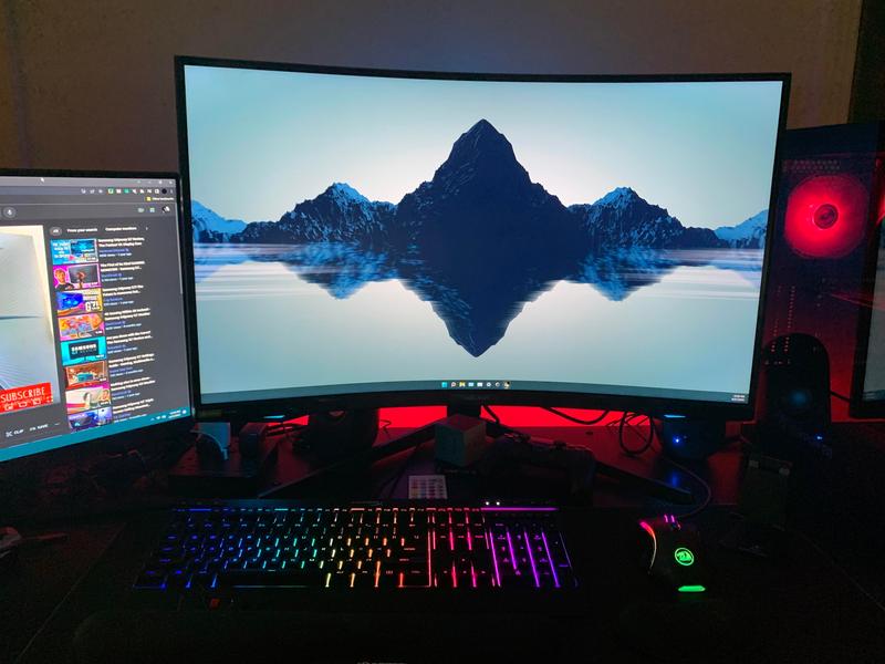 Samsung Odyssey G7 32-in 2560x1440 240Hz Curved Gaming Monitor