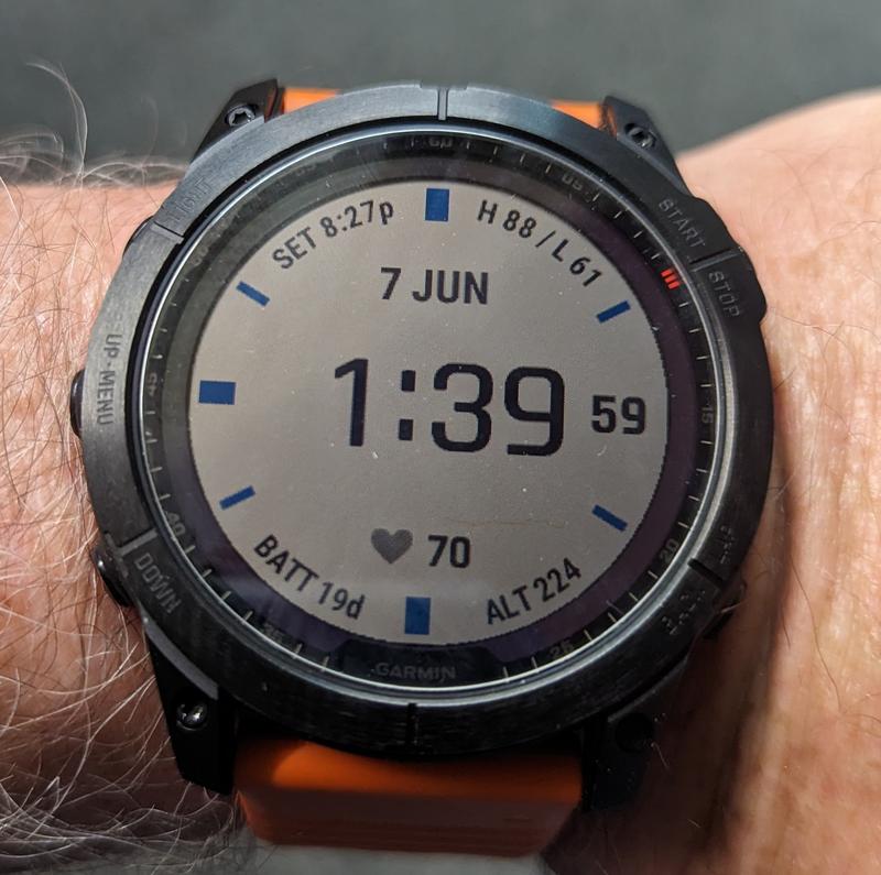 GARMIN Montre intelligente GPS et moniteur d'activité Fenix 7X Sapphire  Solar