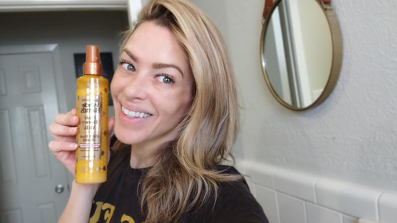 Leaves the hair shiny, smooth, and less frizz