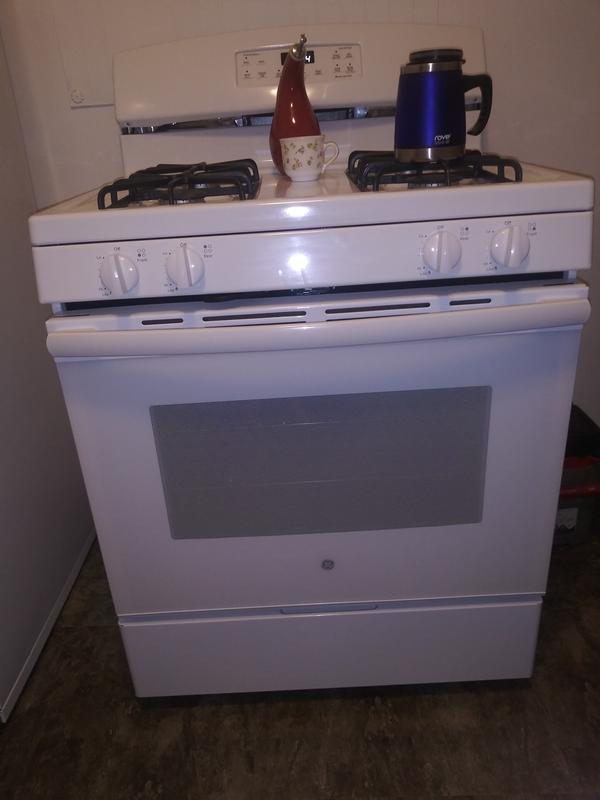 GE Appliances JGBS66DEKWW 30 Freestanding Gas Range - White