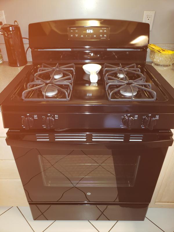 GE 30 in. 5.0 cu. ft. Freestanding Gas Range in White with Self