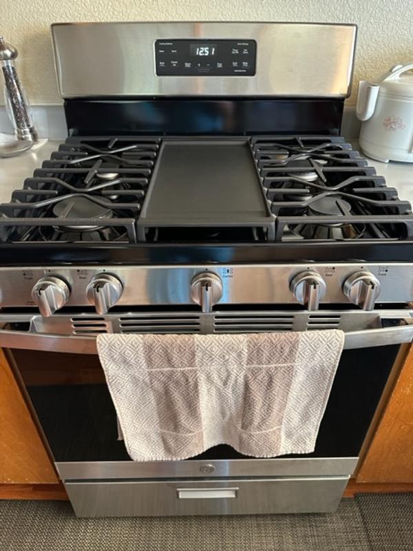 GE Appliances JGBS66REKSS 30 Free-Standing Gas Range with Non-Stick Griddle, Furniture and ApplianceMart