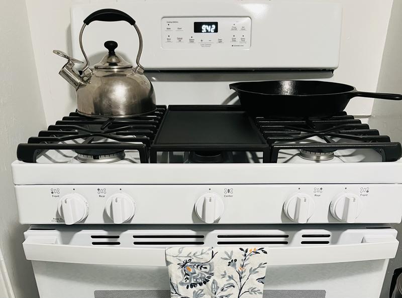 GE Appliances JGBS66REKSS 30 Free-Standing Gas Range with Non-Stick Griddle, Furniture and ApplianceMart