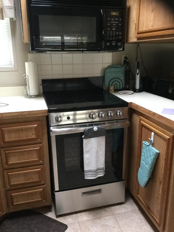 GE Appliances JAS640RMSS 24" FreeStanding Electric Range with Steam