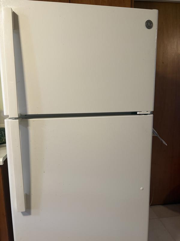 GE 16.6-cu ft Top-Freezer Refrigerator (White) ENERGY STAR