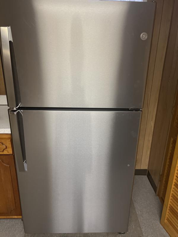 ふわページ GE 21.9 cu. ft. Top Freezer Refrigerator in White, Garage