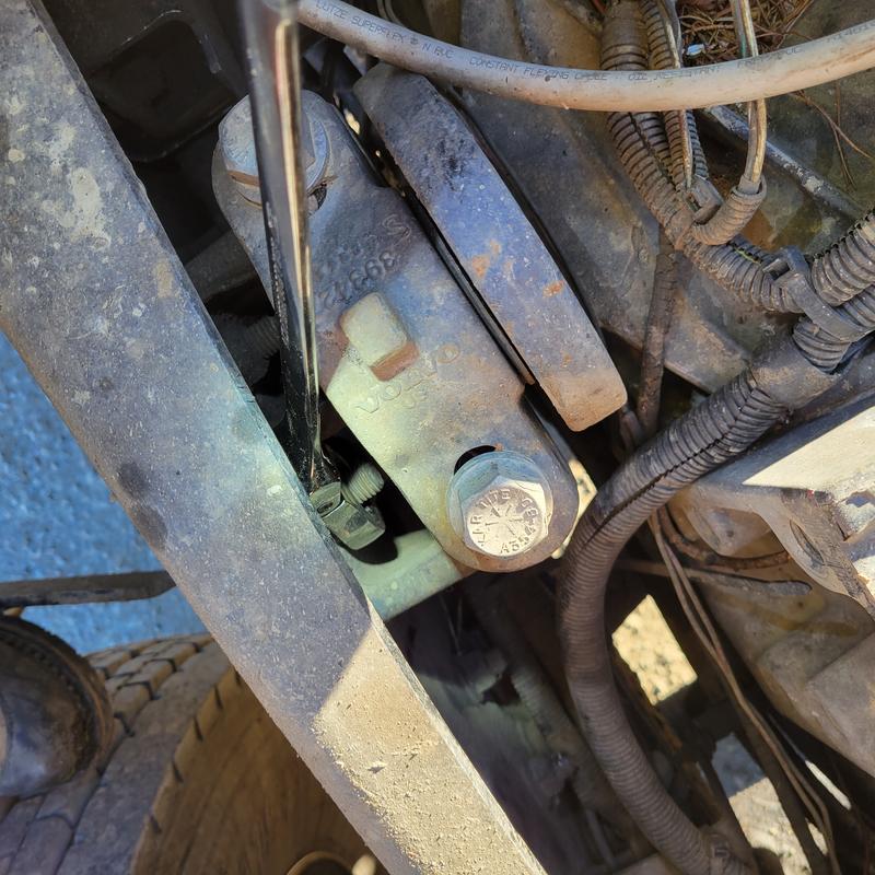 Rear motor mount bracket for bushings