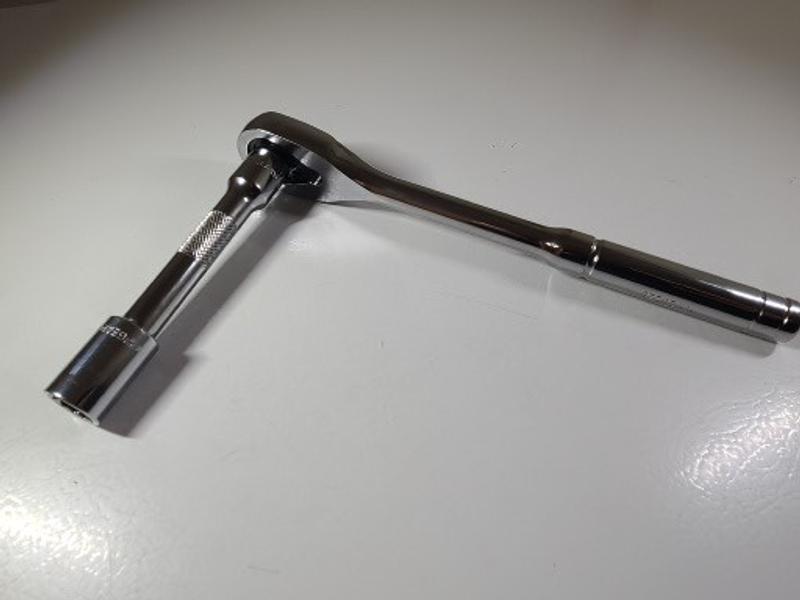 Ratchet with extension and socket