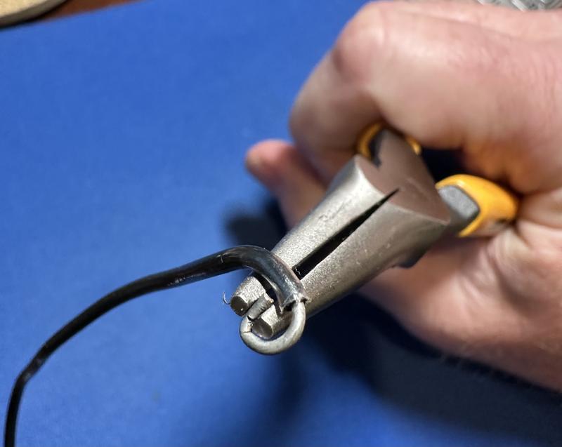 Small wire loop for fine electrical connection