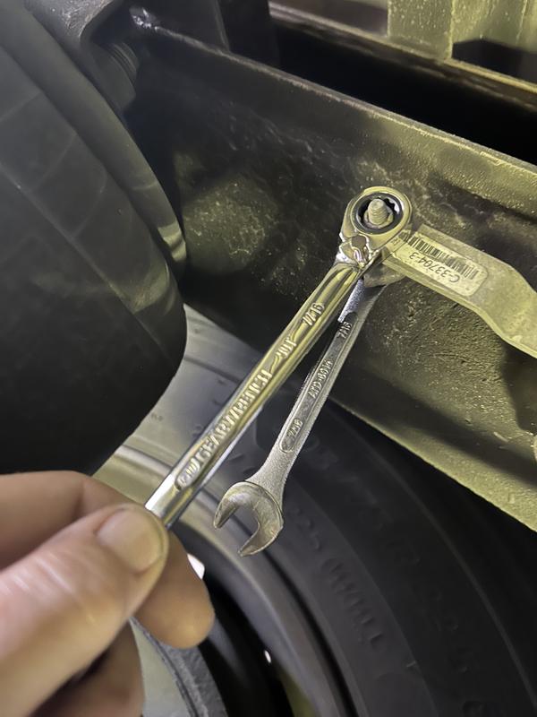 Unhooking a leveling valve