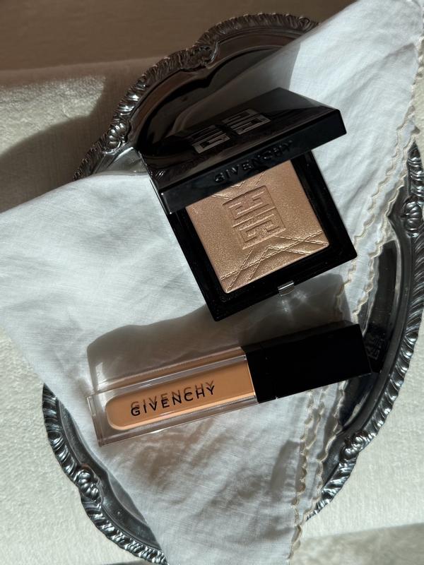 Customer carousel item 12.