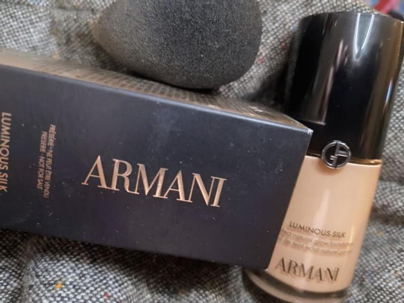 Customer photo for "Armani Luminous Silk Blurring Foundation flawlessly blurs the skin pores"