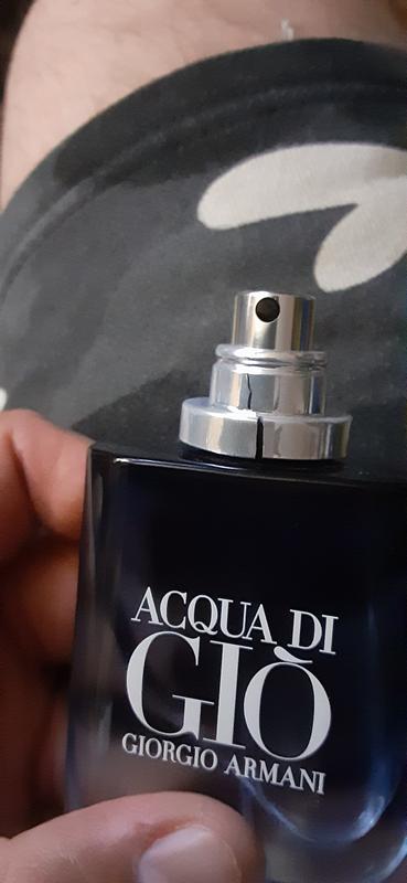 Cracked cap holder and very poor spray from the atomizer, This has become a recurring problem and I make several purchases a month to let this just go unnoticed.