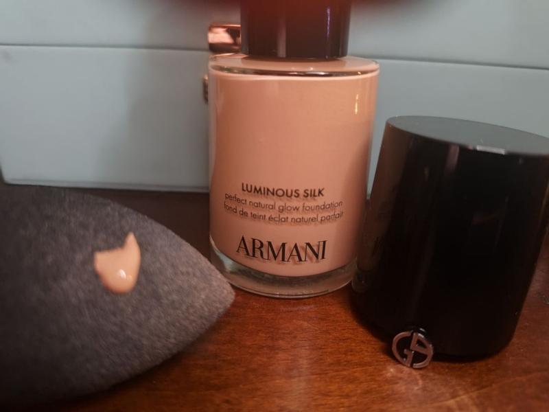 Customer photo for "Armani Luminous Silk Blurring Foundation flawlessly blurs the skin pores"
