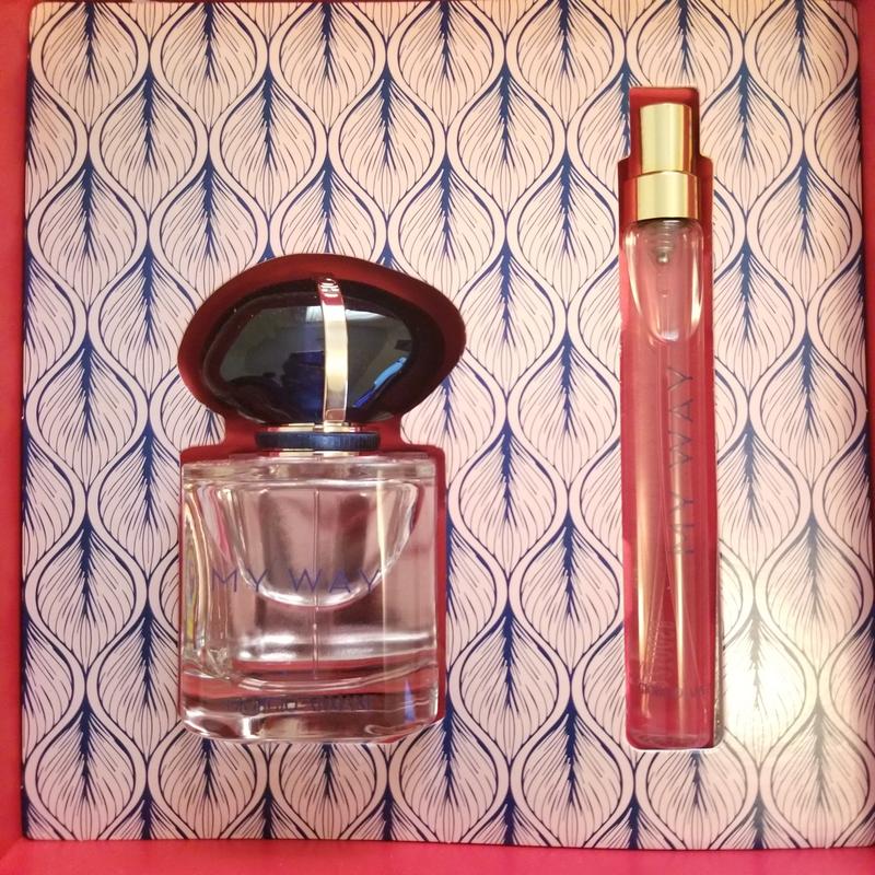 I'm in love with Armani perfume bottles, gorgeous!