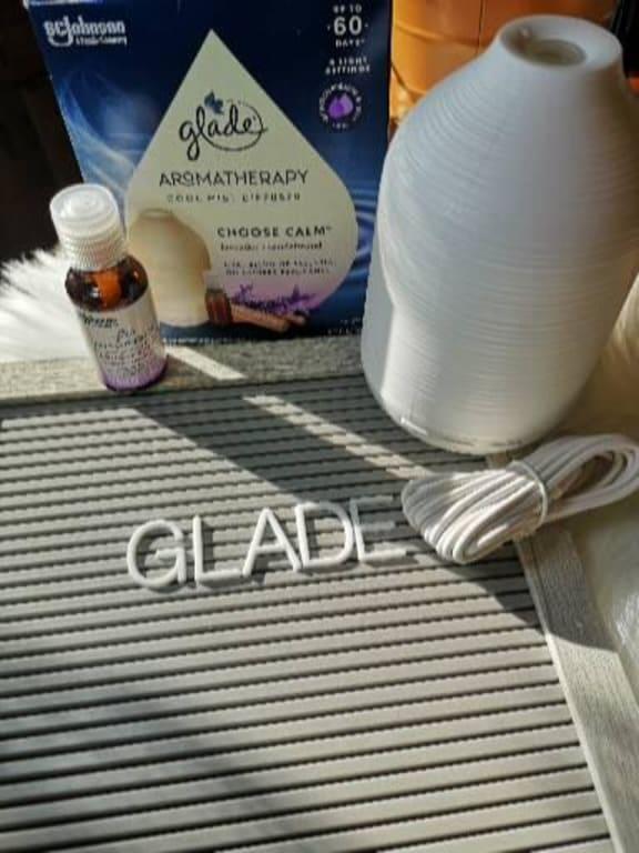 Glade Essential Oil Diffuser, Choose Calm Scent with Notes of Lavender &  Sandalwood, 0.56 oz (16.8 ml), Cool Mist Aromatherapy Diffuser & Air