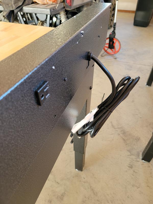 6' Wide 9-Outlet Workbench Powerstrip | Gladiator