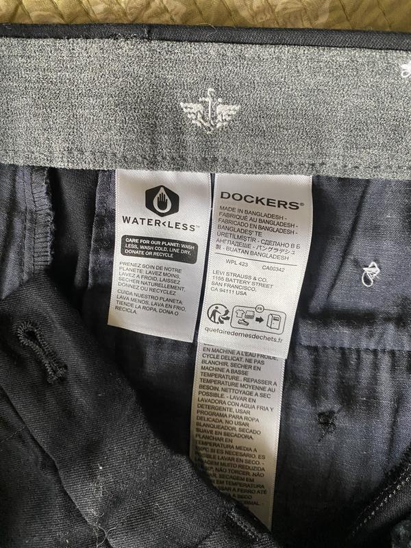 Signature Iron Free Khakis Relaxed Fit with Stain Defender Dockers