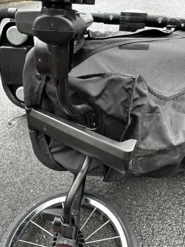 Wheel in front getting stuck and black bar always down