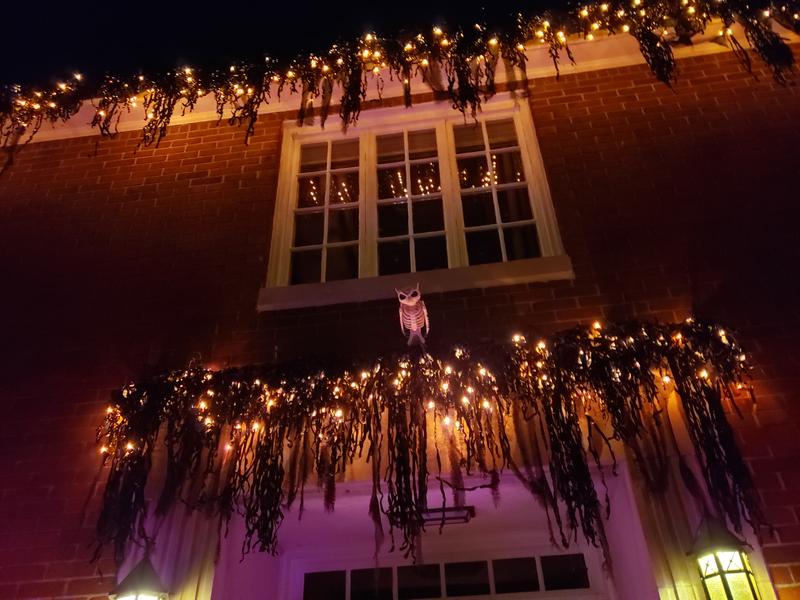Long-lasting Halloween doorway garland display