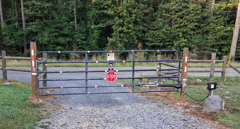 Mighty Mule 18-ft Single swing Universal Battery Driveway Gate Opener ...