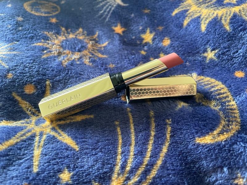 Customer photo for "Bee-utiful lips honey."