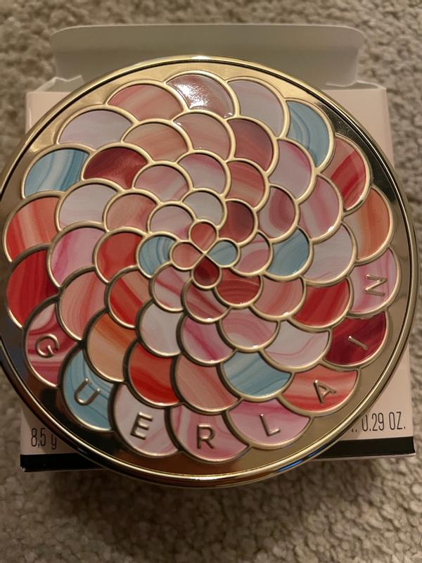 Customer photo for "Lovely sweet scent, beautiful packaging and a nice pressed powder!"