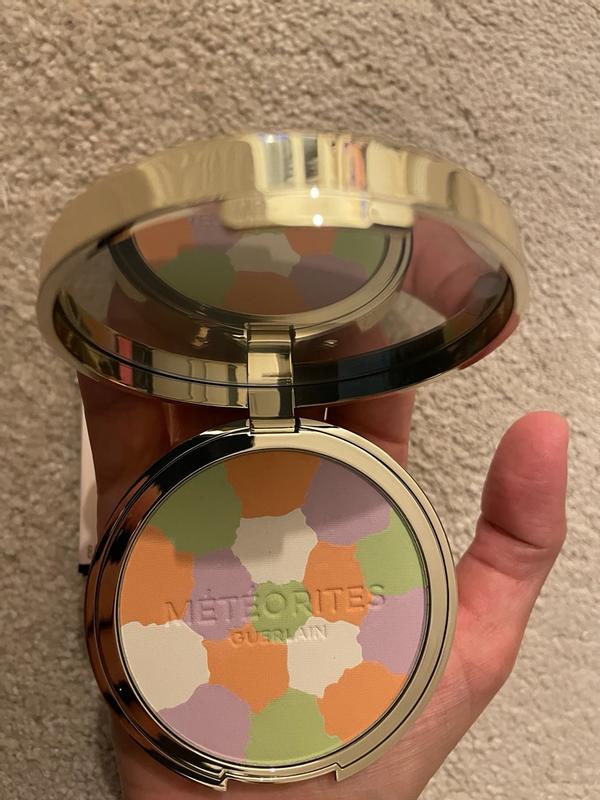 Customer photo for "Lovely sweet scent, beautiful packaging and a nice pressed powder!"