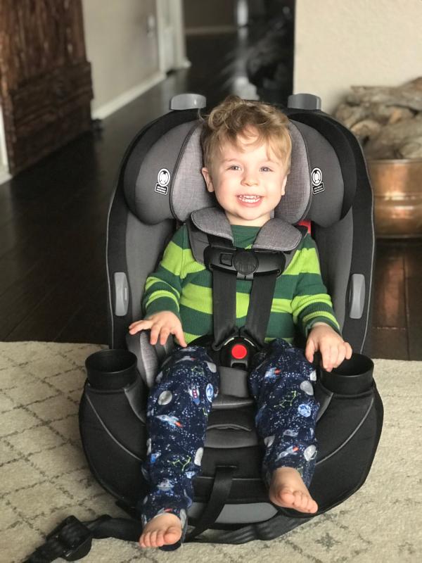 Side latches and full comfort| Easy to adjust| Fits my 2yr old| Buckle holders| Clearly labeled instructions at all stages| Cushioned chest clip| Fully extended height| Belts stored to the side