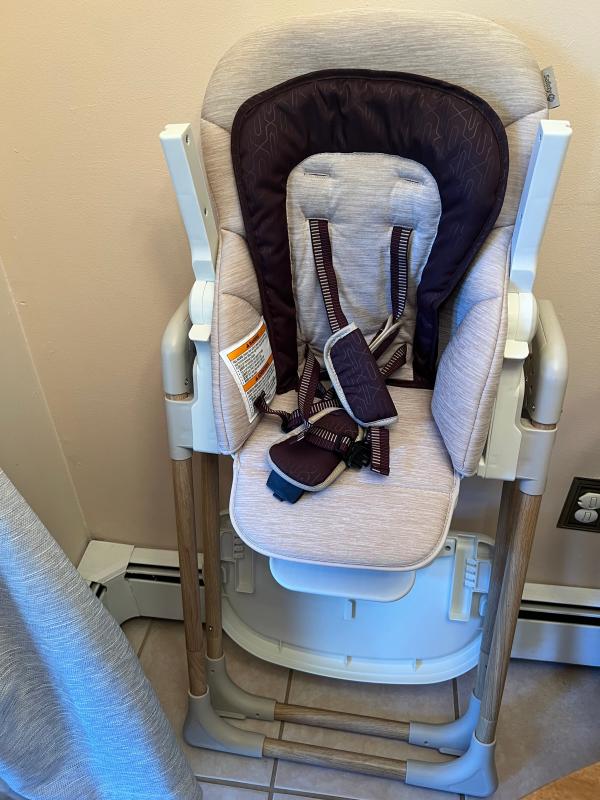 3-in-1 Grow with Me Highchair strap clips| 3-in-1 Grow with Me Highchair tray stow away| 3-in-1 Grow with Me disassembled highchair| 3-in1 Grow with Me Highchair stowed away