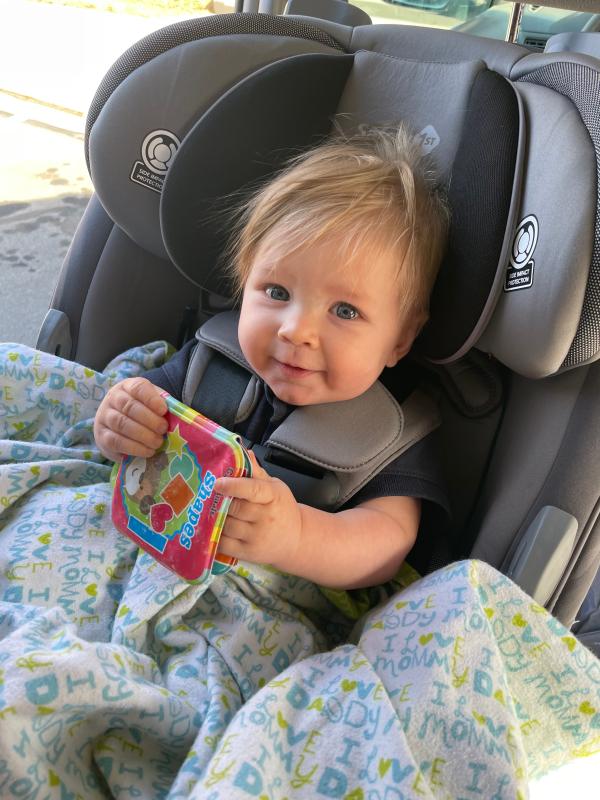 Love how the harness is held out of place! And check out that buckle cushion!| Just a sticker to see if it's properly leveled. Is it?| He loves it.