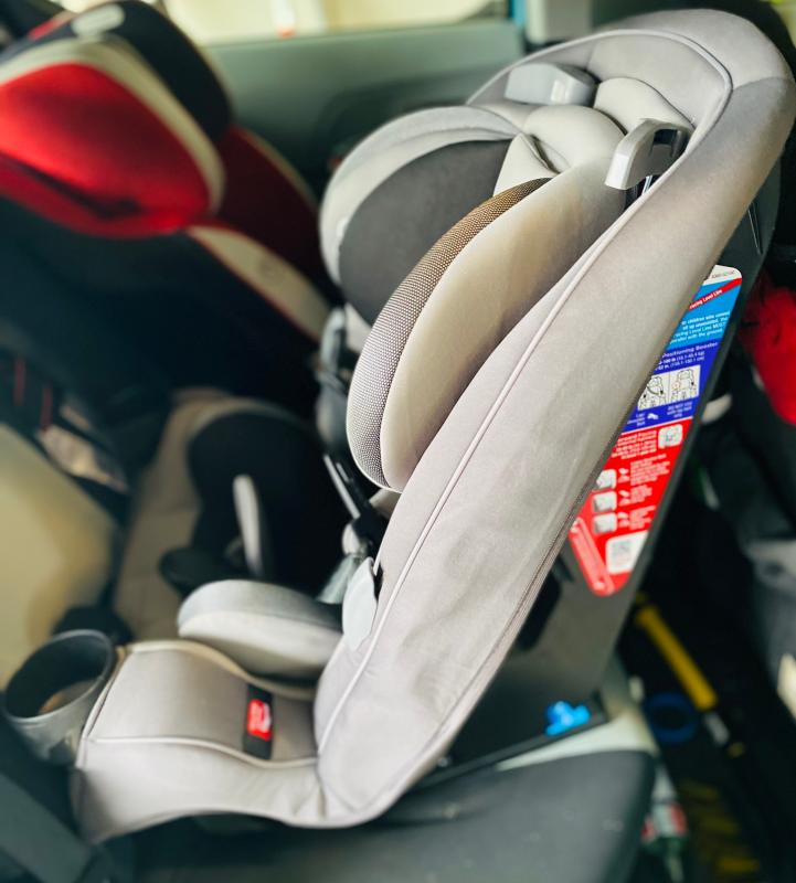 Fits great in tiny Prius C.| Love the harness holders!