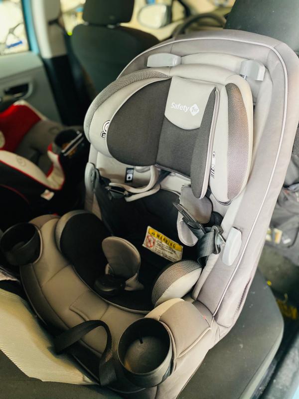 Fits great in tiny Prius C.| Love the harness holders!