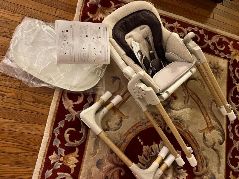 3-in-1 Grow with Me Highchair strap clips| 3-in-1 Grow with Me Highchair tray stow away| 3-in-1 Grow with Me disassembled highchair| 3-in1 Grow with Me Highchair stowed away